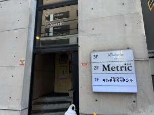 ベンガル「ちょっとランチ」で原田さんと話すベンガルしらき
